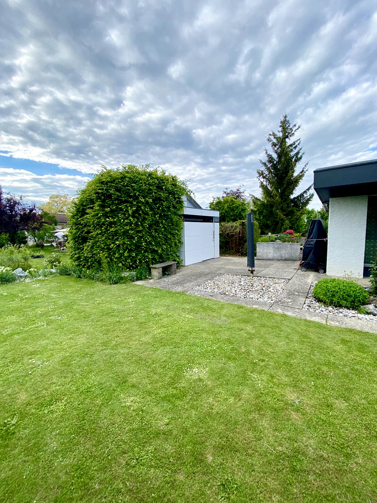 Abri de jardin HPL : design intemporel et transparence fonctionnelle