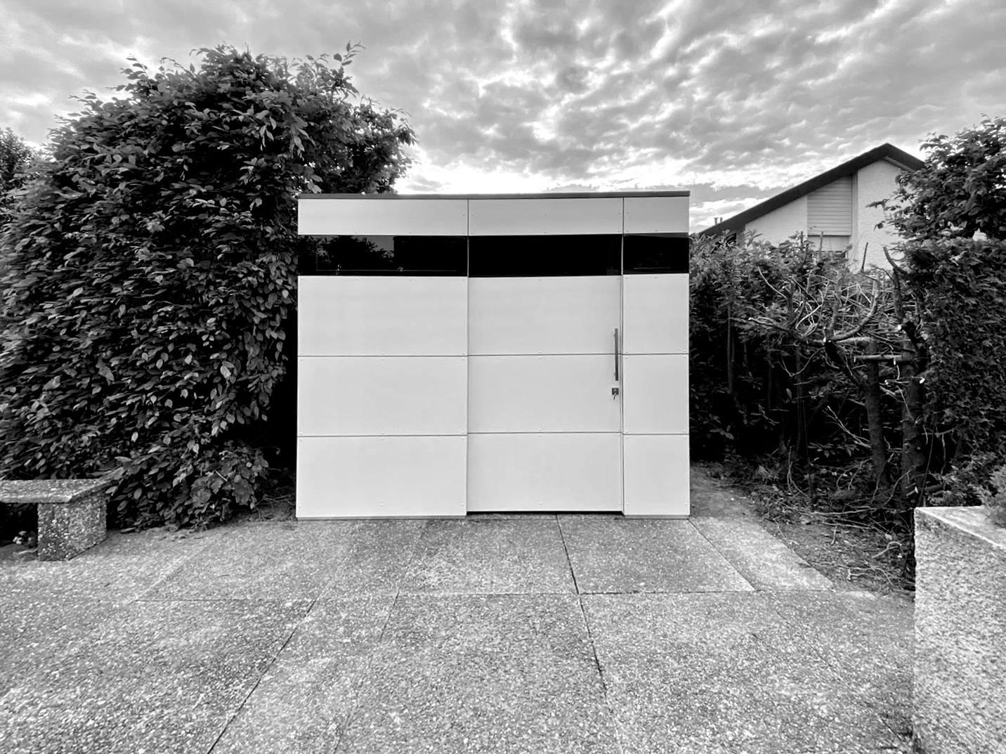 Abri de jardin HPL : design intemporel et transparence fonctionnelle