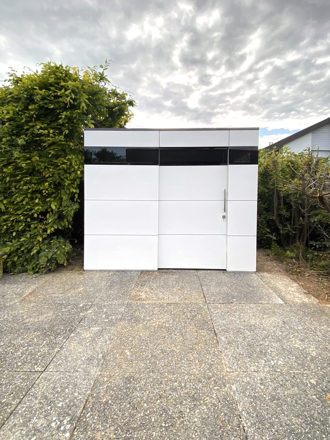 Abri de jardin HPL : design intemporel et transparence fonctionnelle