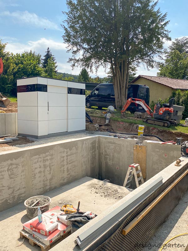 Pool house moderne avec façade vitrée : la centrale technique parfaite dans le jardin