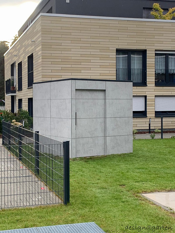 Abri de jardin moderne aspect béton apparent à Postbauer-Heng