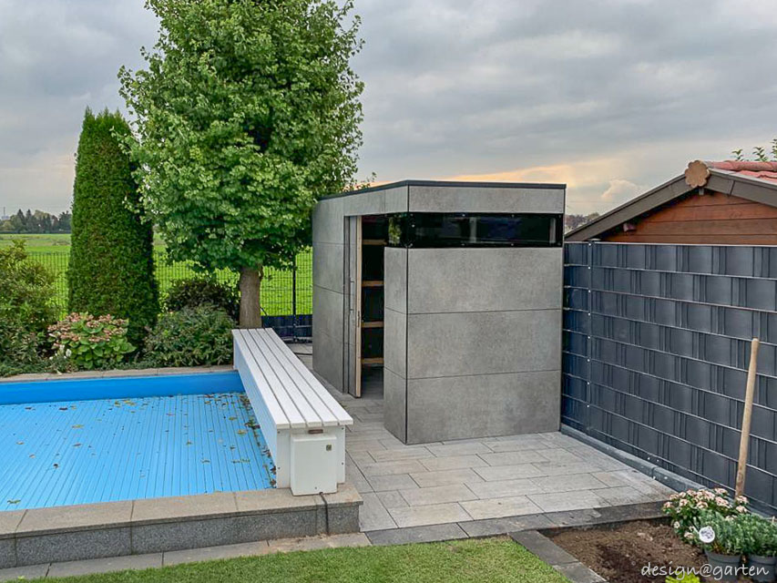 Pool house au décor Empire Slate avec vitrage d'angle