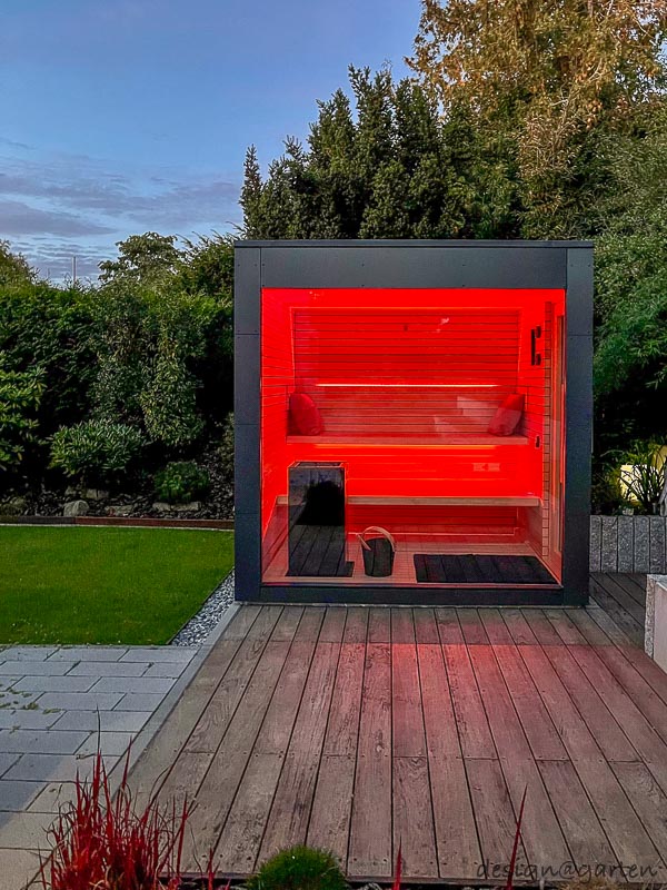 Sauna de jardin design avec vitrage panoramique à Augsbourg