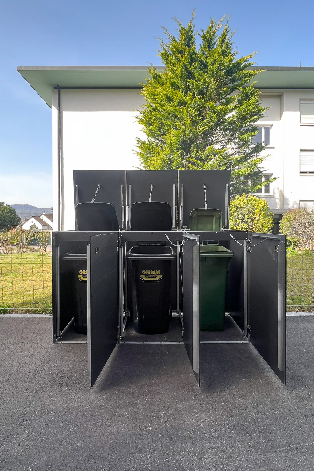 Abri poubelle pour trois bacs de 240 litres en HPL