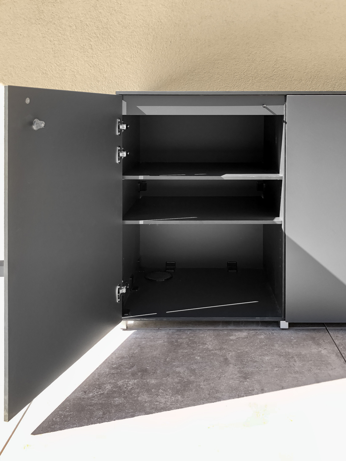 Long meuble d'extérieur sur mesure adapté aux tuiles