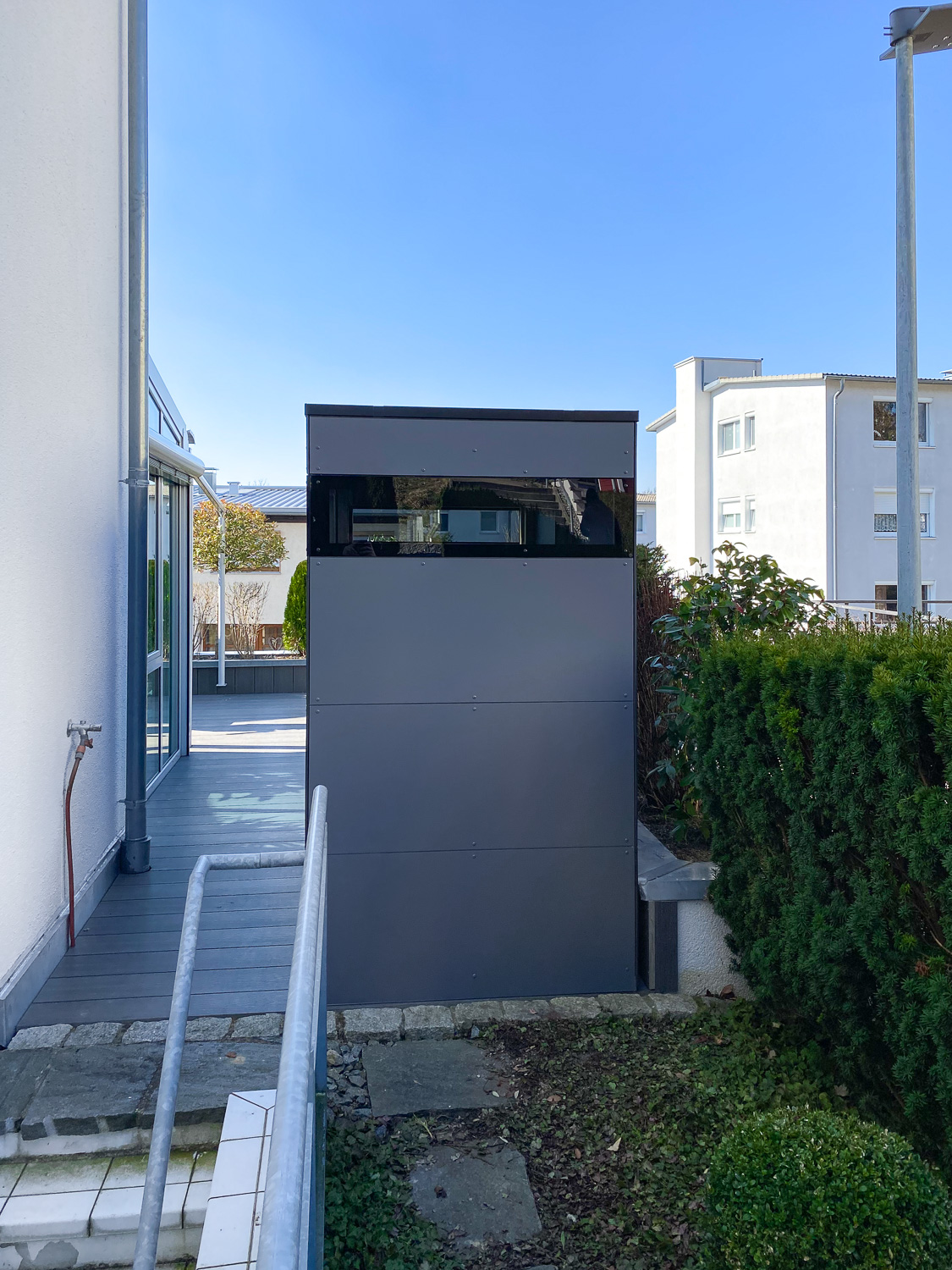 Abri de jardin étroit sur la terrasse