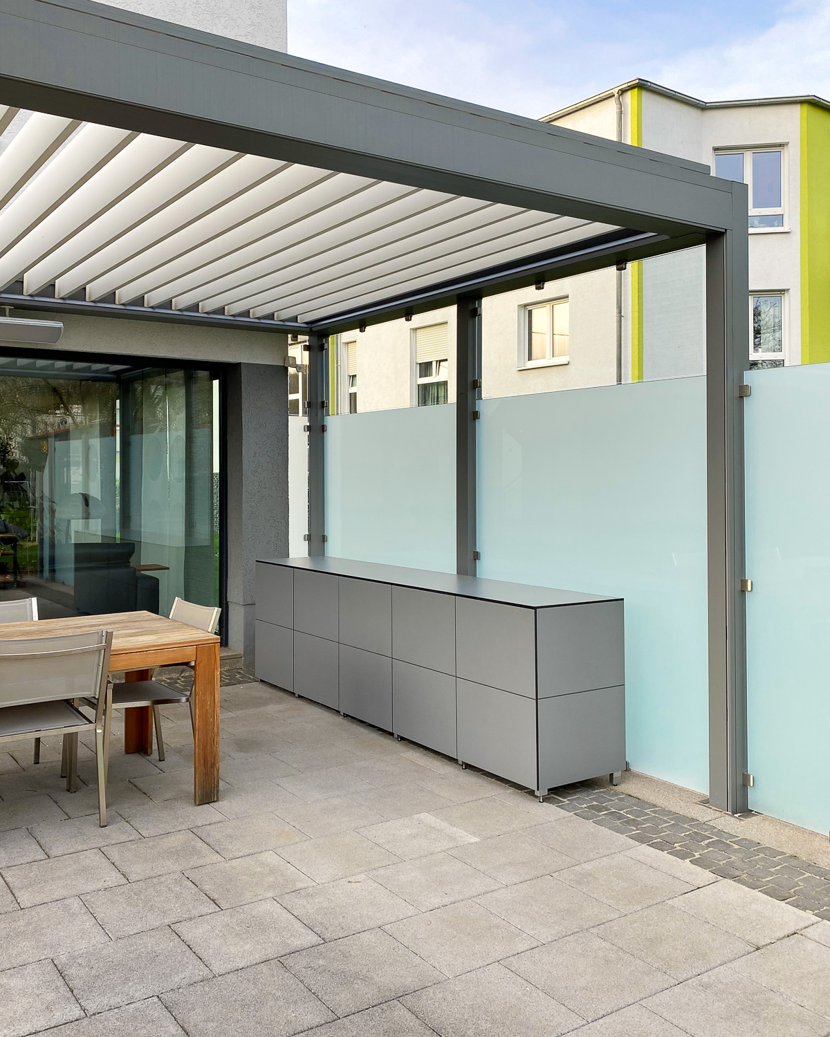 Buffet d'extérieur sur mesure de 3 mètres de long pour la terrasse, couleur grise