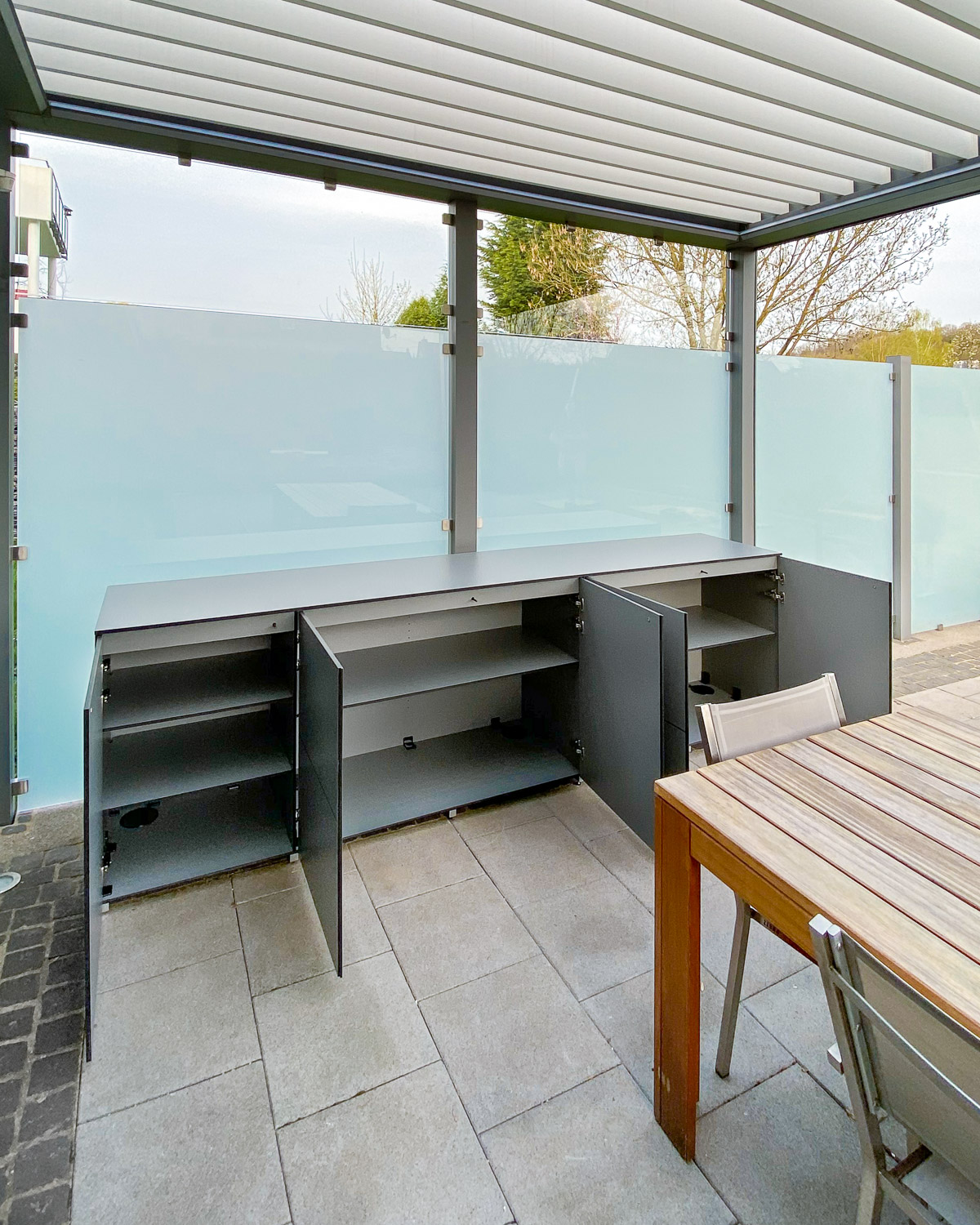Buffet d'extérieur sur mesure de 3 mètres de long pour la terrasse, couleur grise
