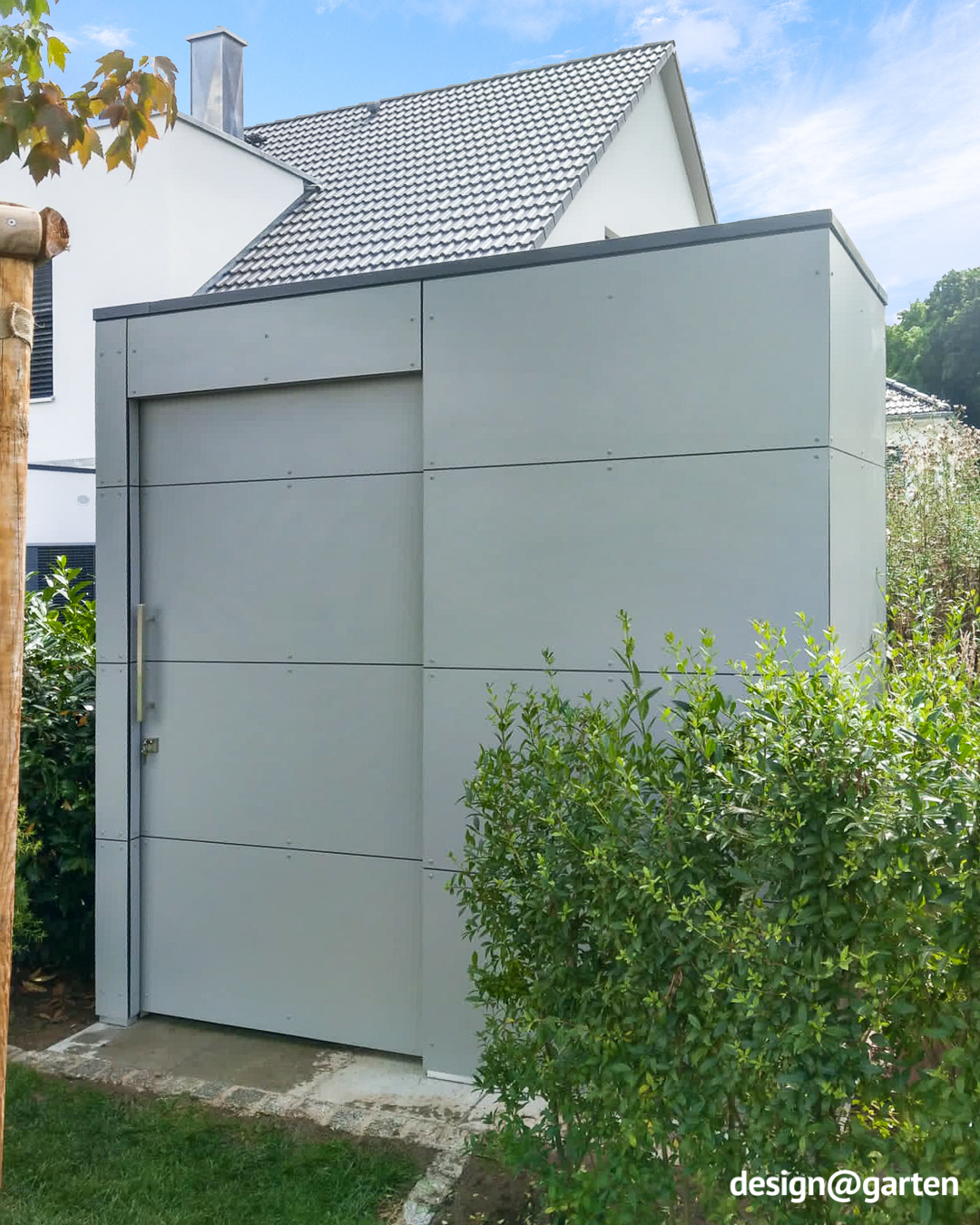 Remise à outils moderne avec système de drainage interne