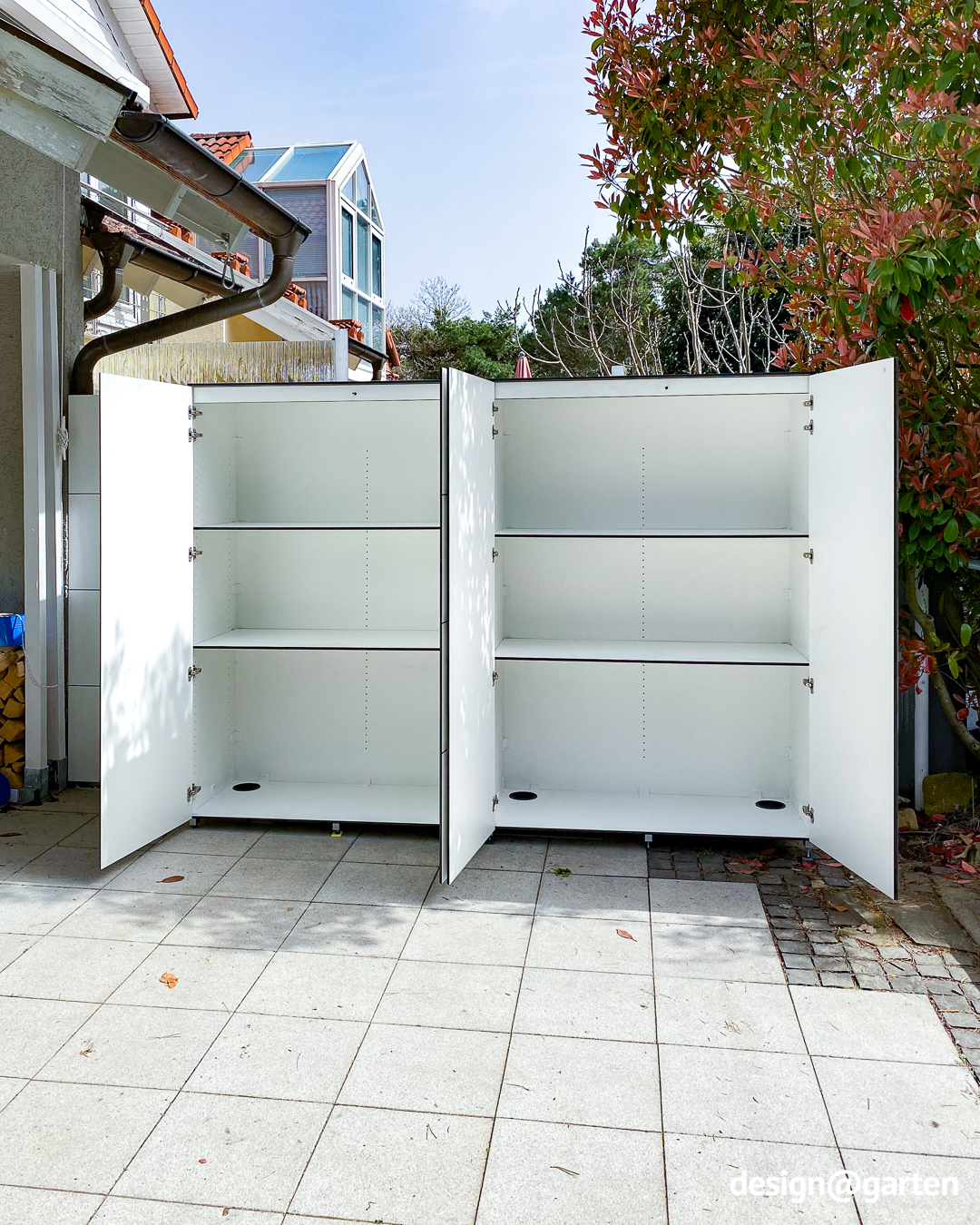 Armoire haute blanche avec cache pour protéger des regards indiscrets