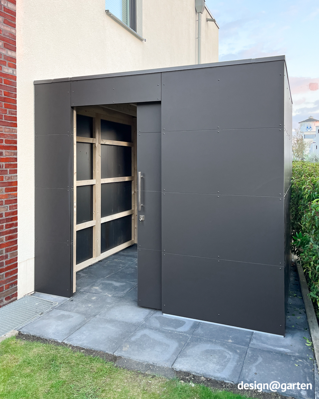 Abri de jardin sur mesure avec passage et deux portes