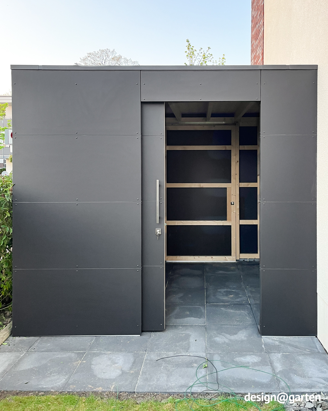 Abri de jardin sur mesure avec passage et deux portes