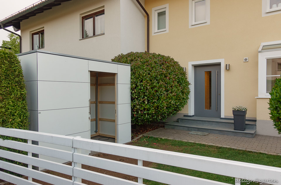 Le garage à vélos moderne dans le jardin devant la maison