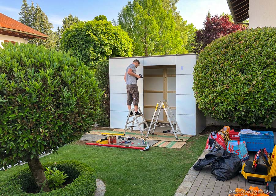 Le garage à vélos moderne dans le jardin devant la maison
