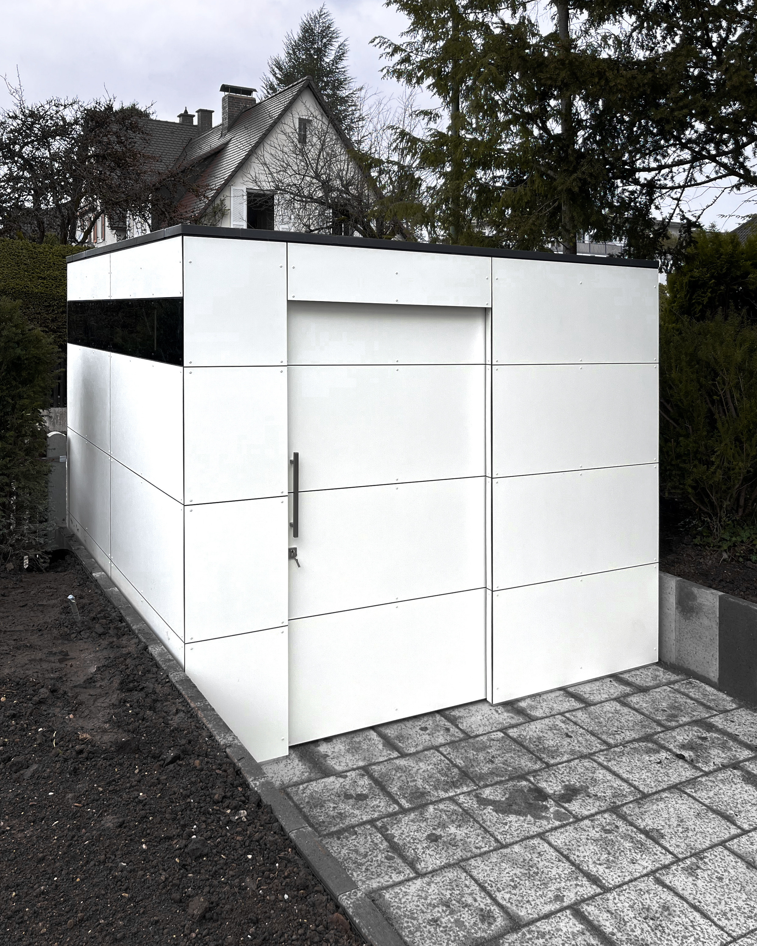 Abri de jardin avec passage entre la rue et le jardin