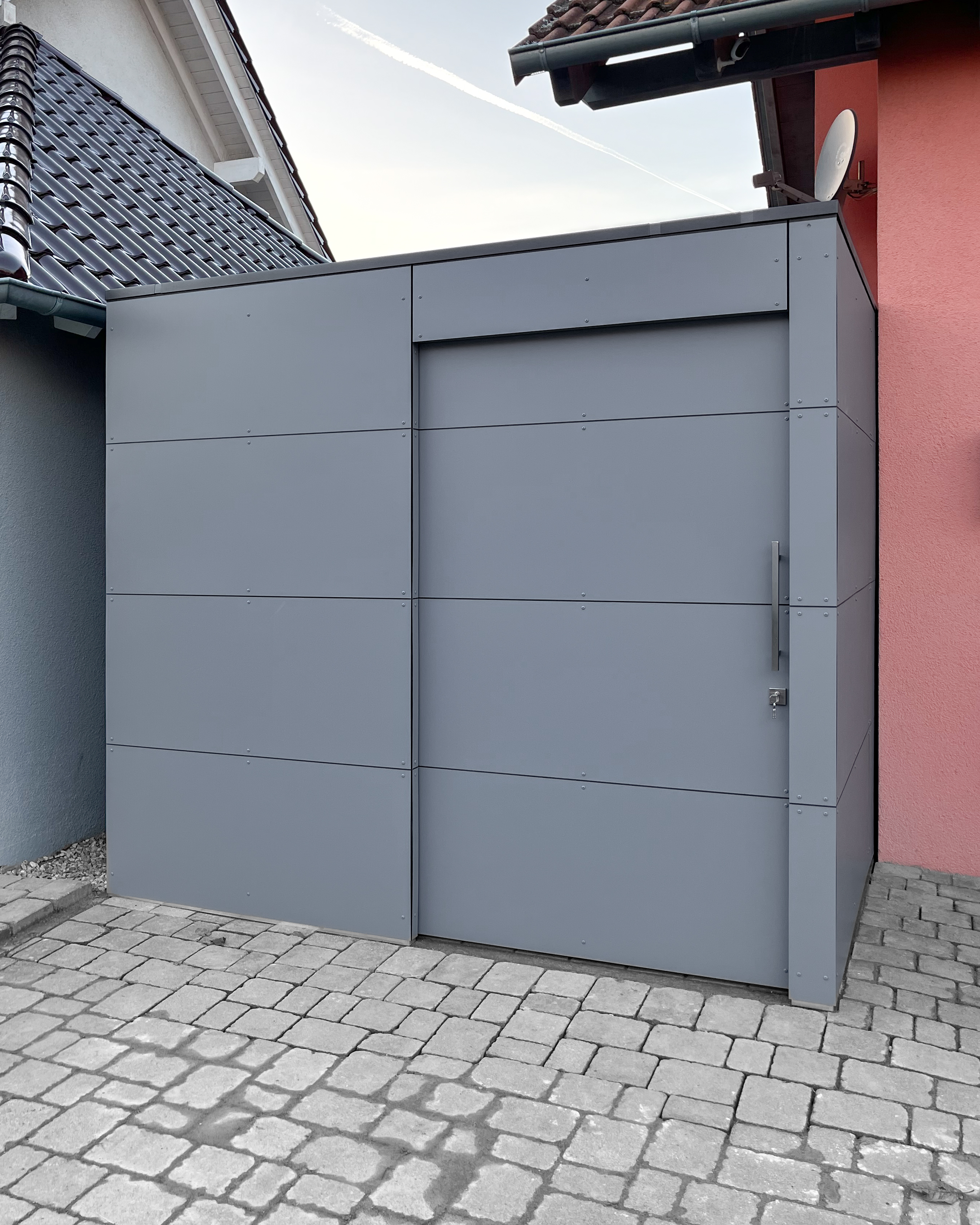 Abri de jardin avec passage le long de la limite du terrain