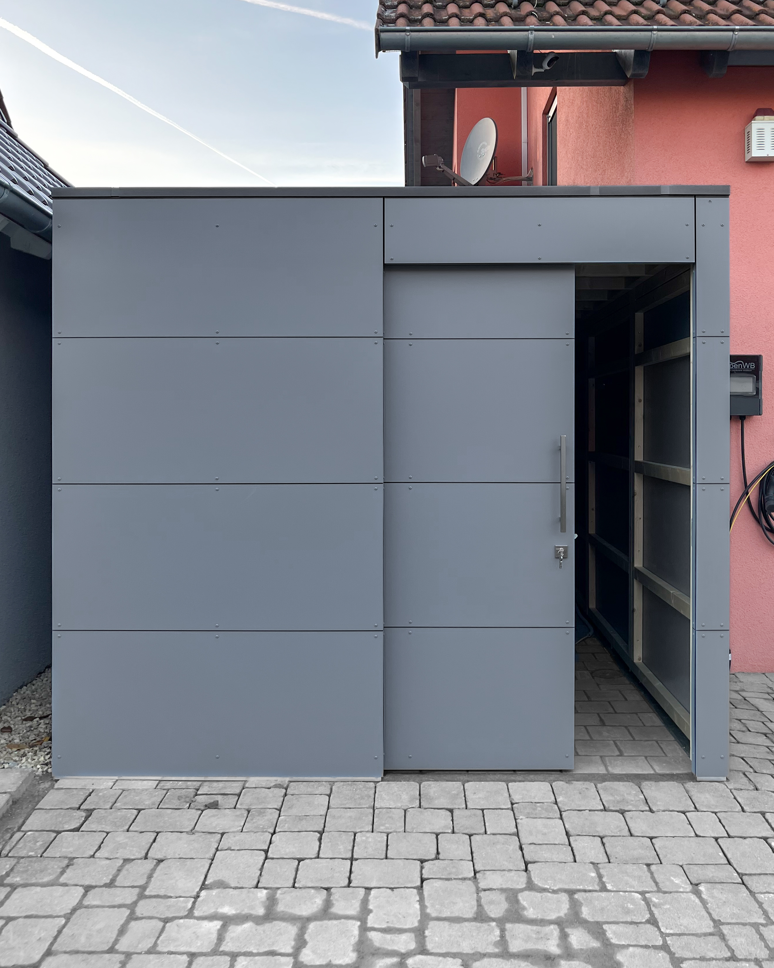 Abri de jardin avec passage le long de la limite du terrain