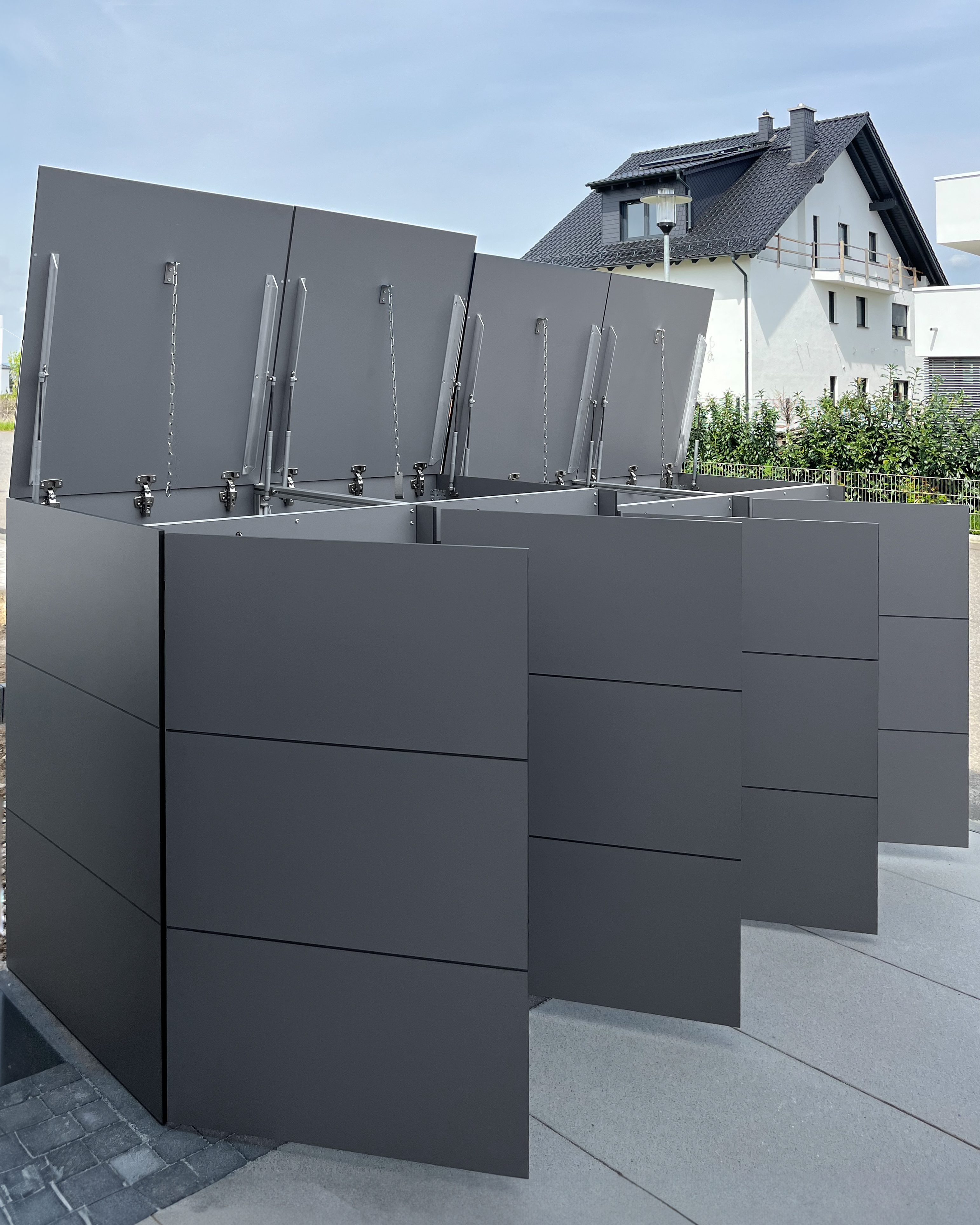 Abri pour 4 poubelles avec couvercles rabattables et portes