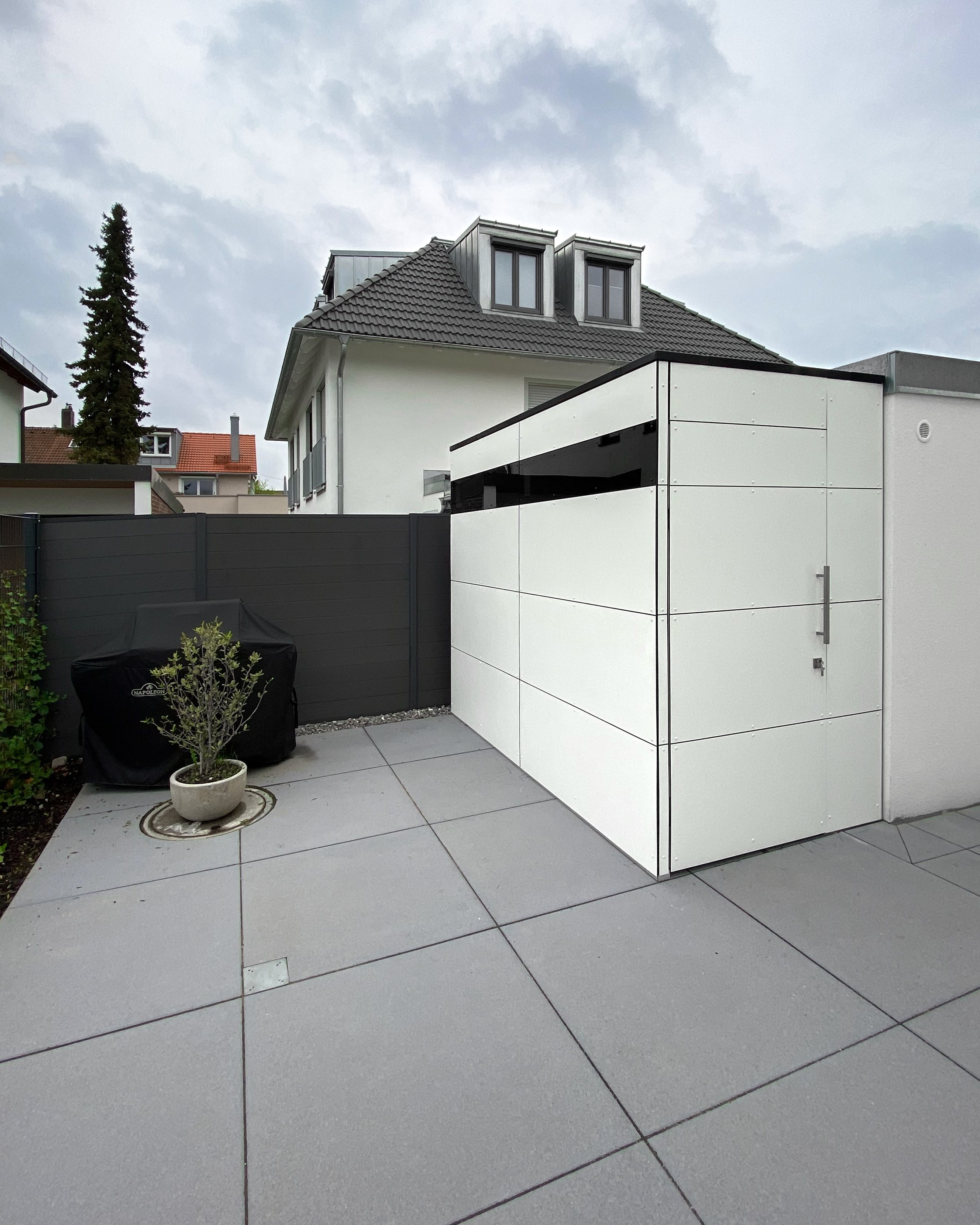 Abri de jardin étroit attenant au garage