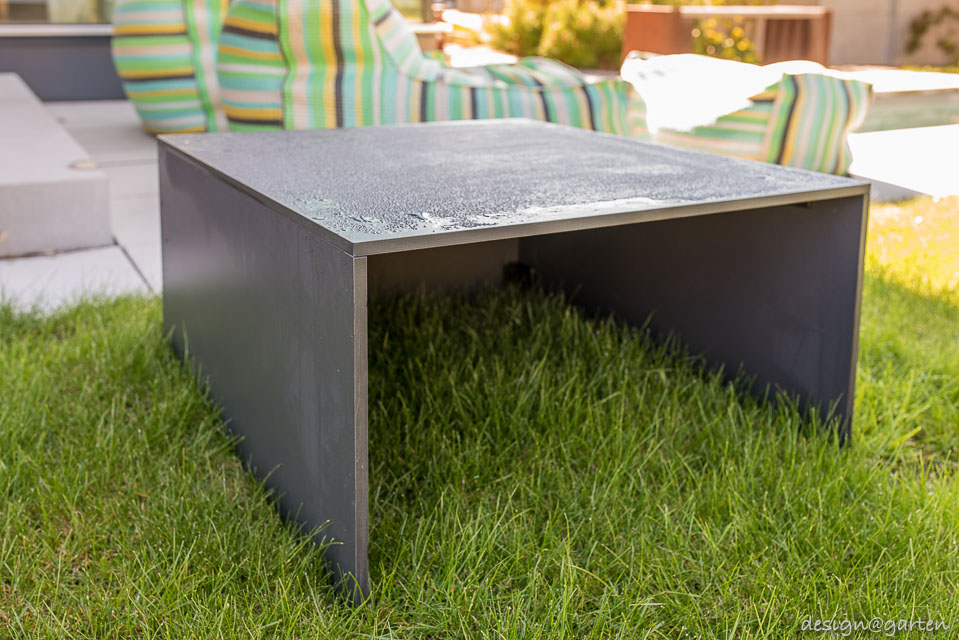 Contraste élégant : l'abri de jardin moderne Cube