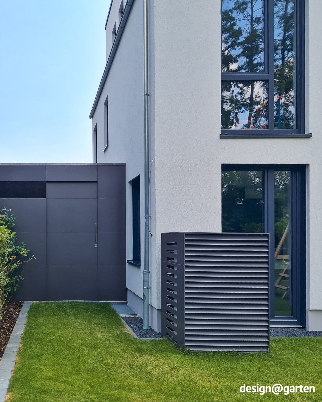 Abri de jardin avec passage et auvent à l'entrée de la maison