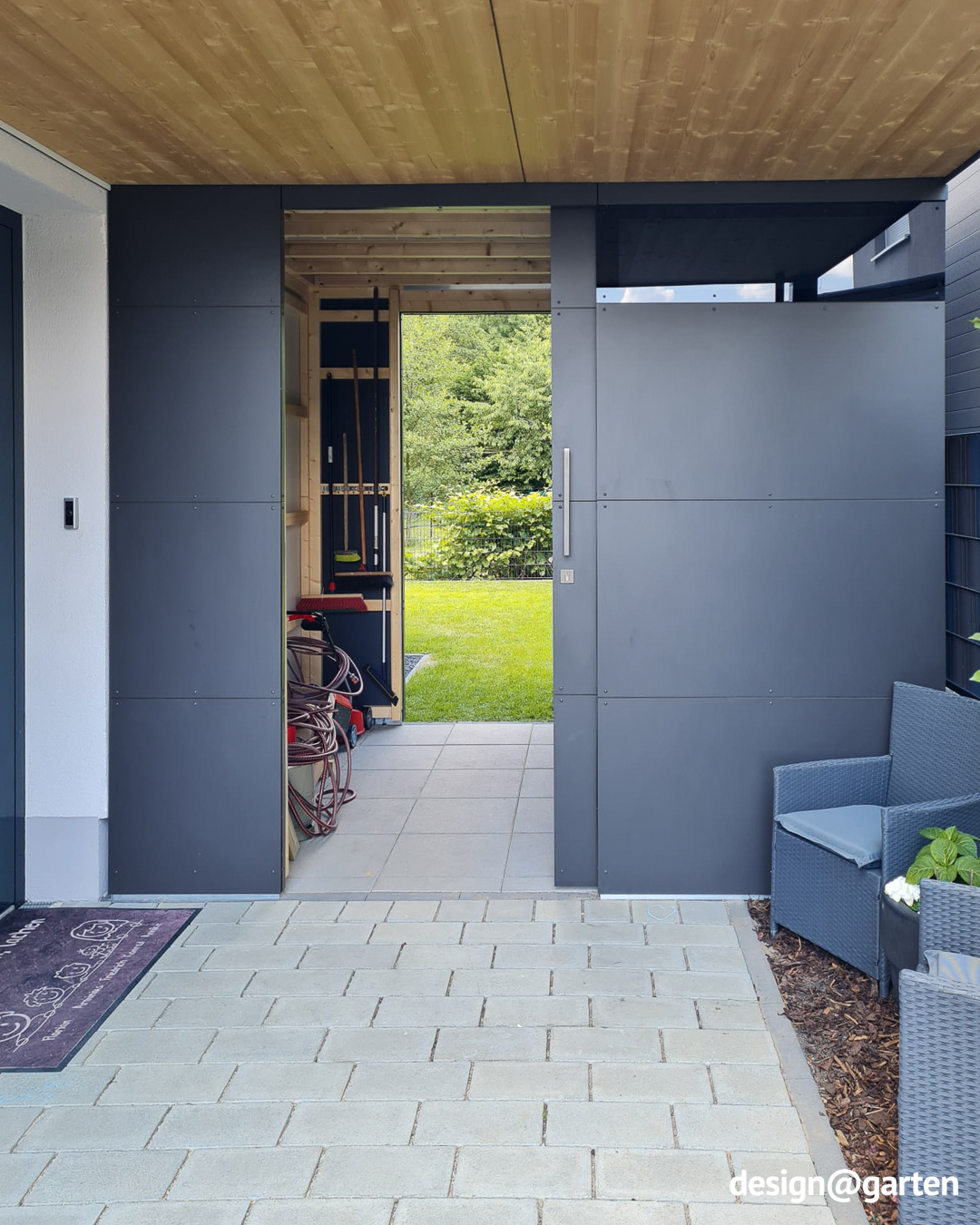 Abri de jardin avec passage et auvent à l'entrée de la maison