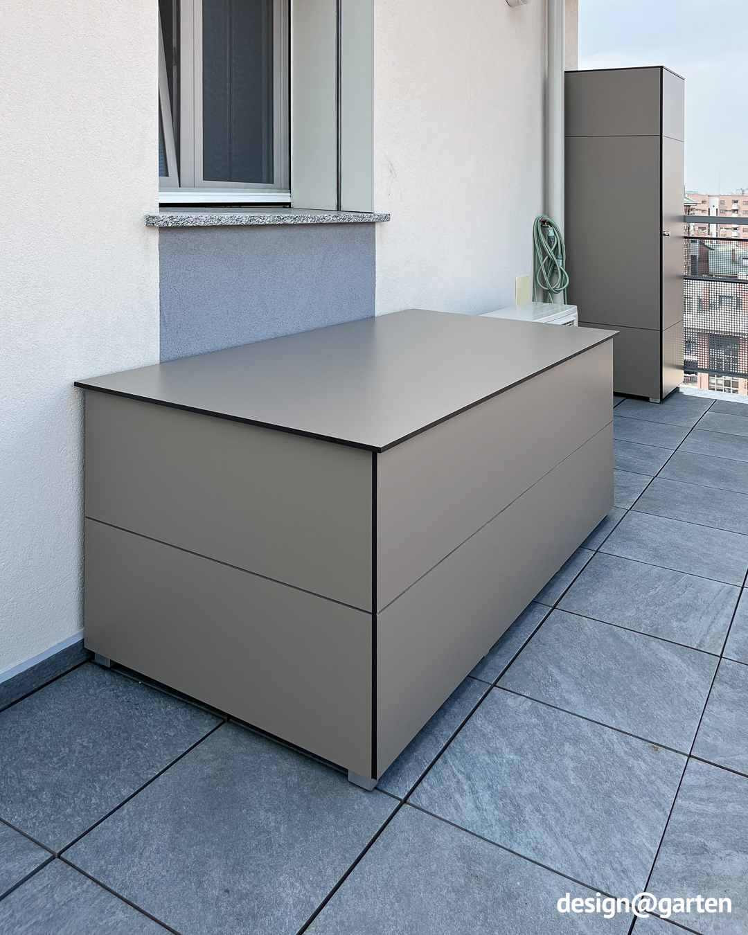 Coffre de jardin et armoire de jardin sur la terrasse du toit