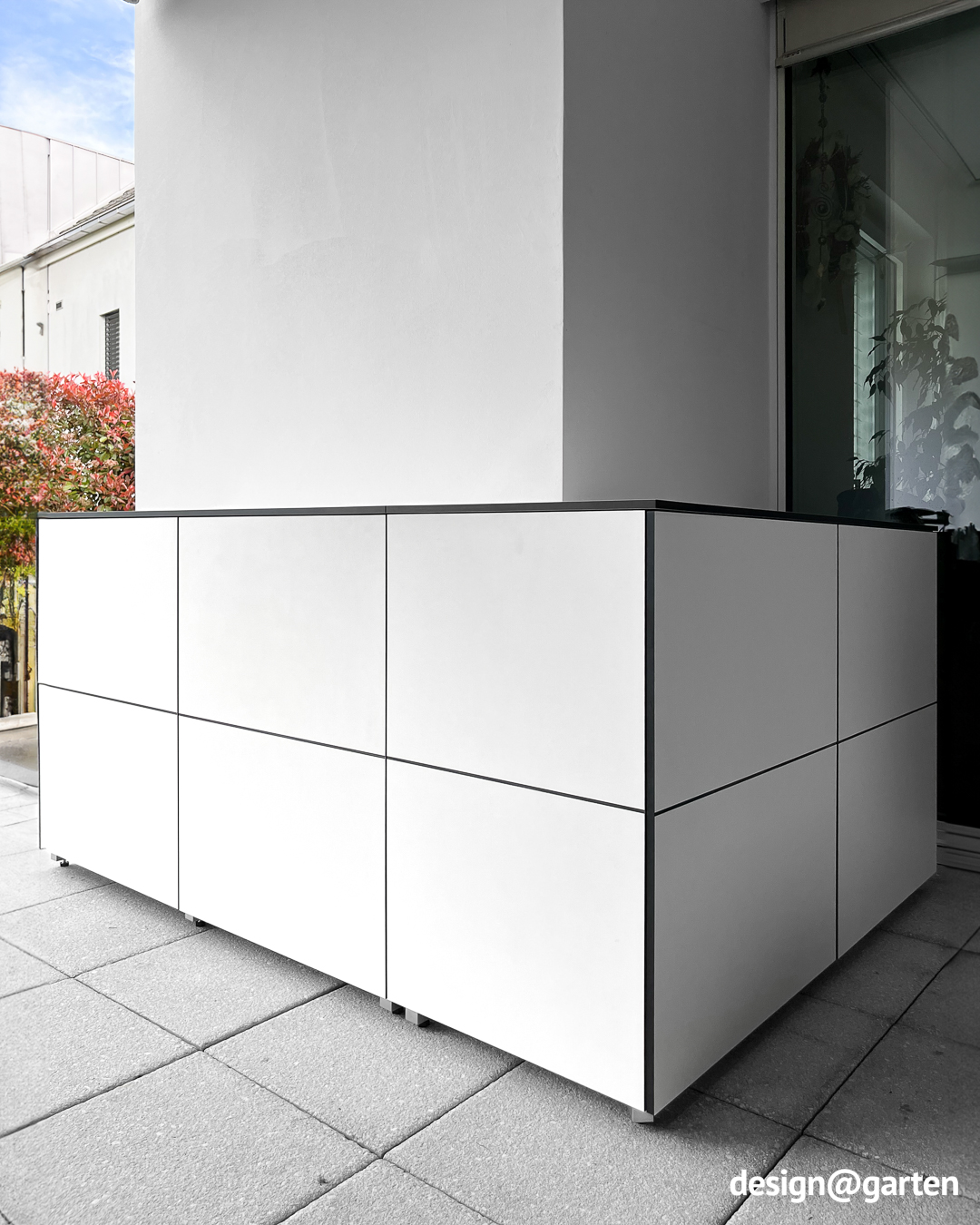 Armoire d'extérieur modulaire sous forme de buffet d'angle blanc