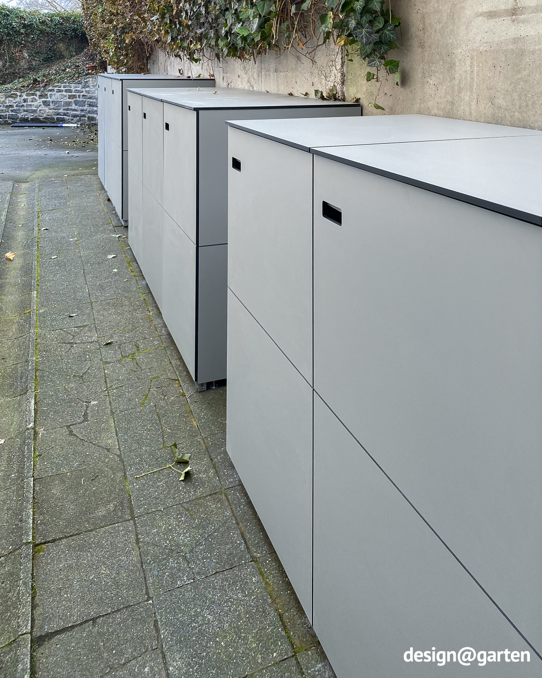 Trois abris pour poubelles triples, gris clair, en HPL