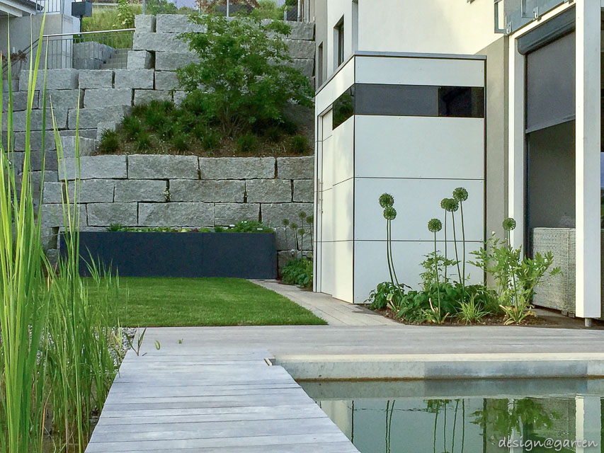 Solution d'aménagement bien pensée en Suisse : la petite cabane de jardin design comme variante d'extension