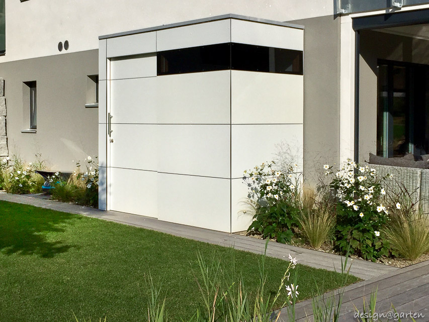 Solution d'aménagement bien pensée en Suisse : la petite cabane de jardin design comme variante d'extension