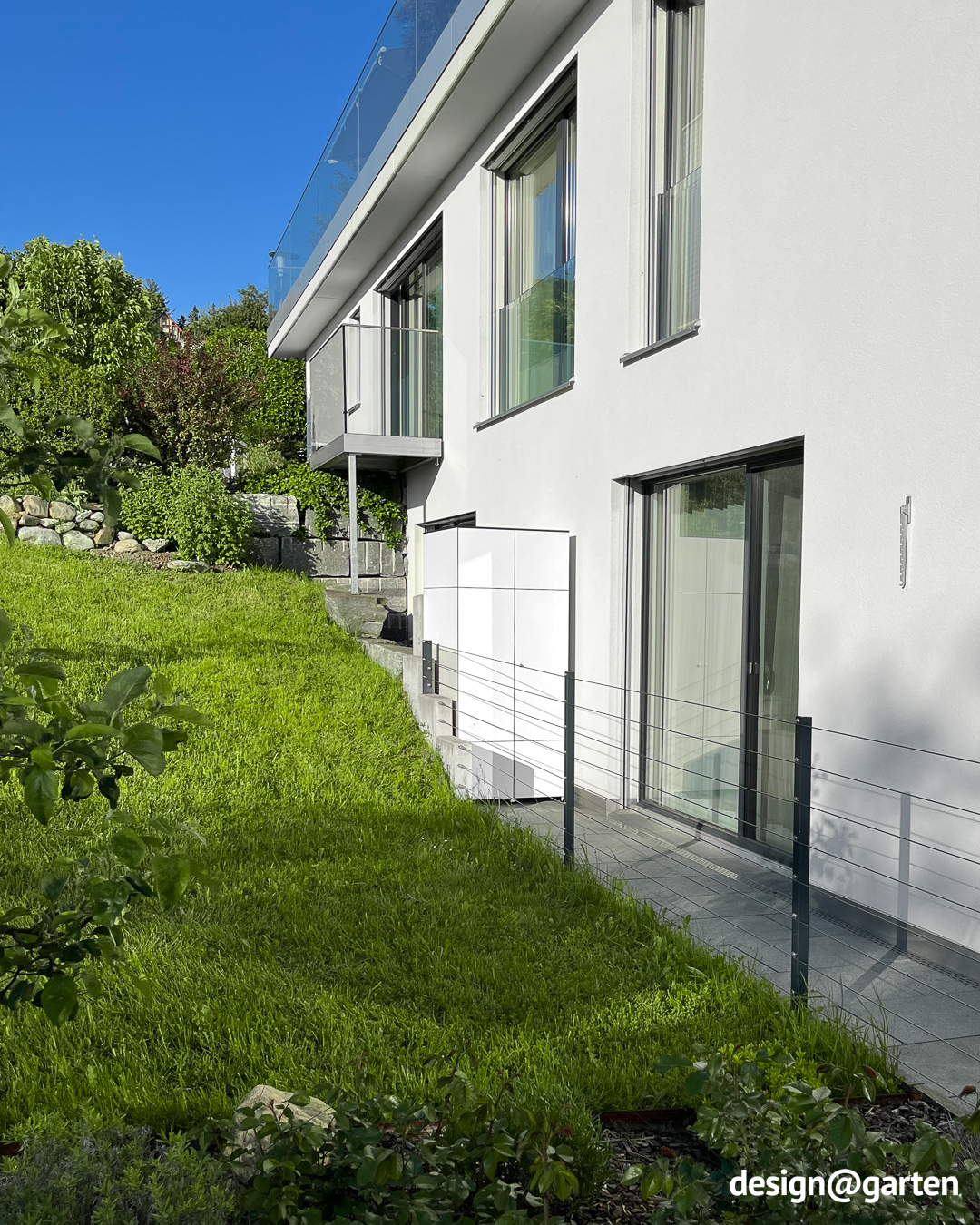 Armoire de jardin haute avec beaucoup d'espace de rangement pour les ustensiles de jardinage