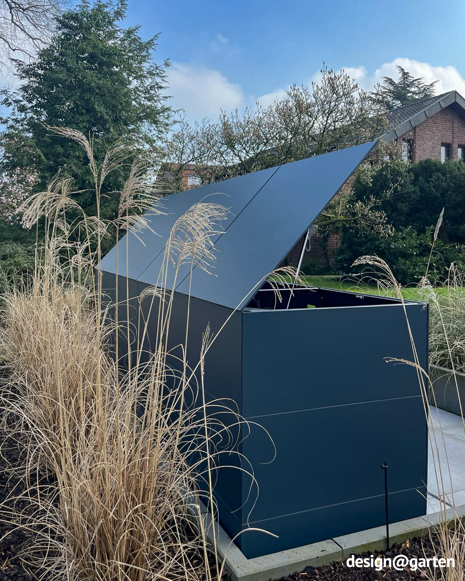 Abri à poubelles pour quatre poubelles de 240 litres, couleur anthracite, en HPL