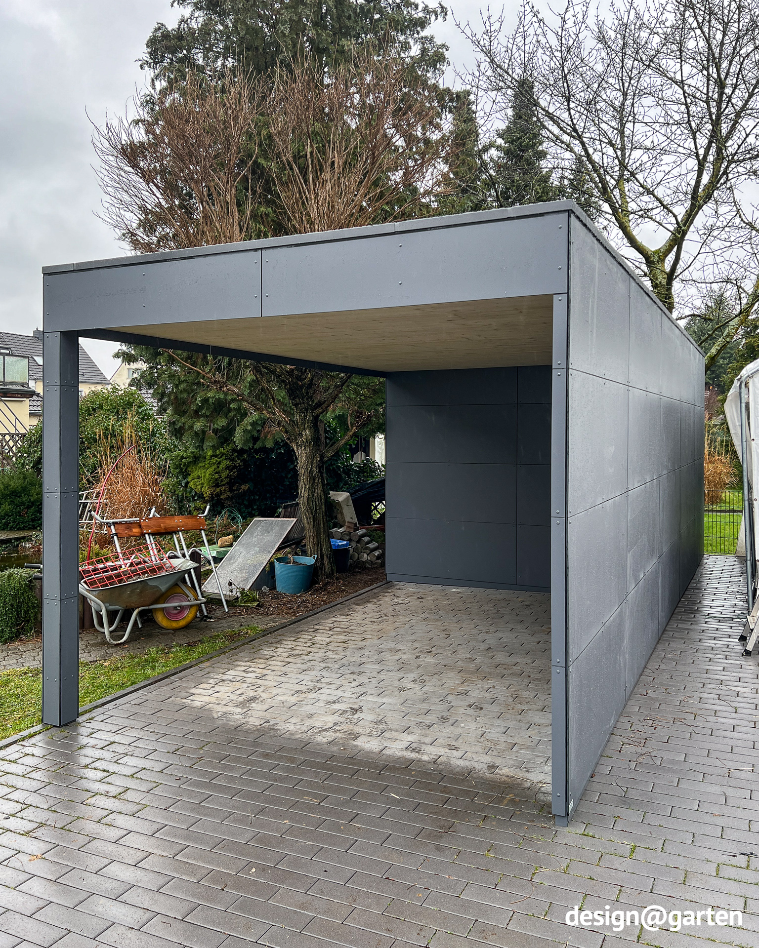 Abri de jardin avec un long avant-toit et une paroi latérale pour un abri de voiture