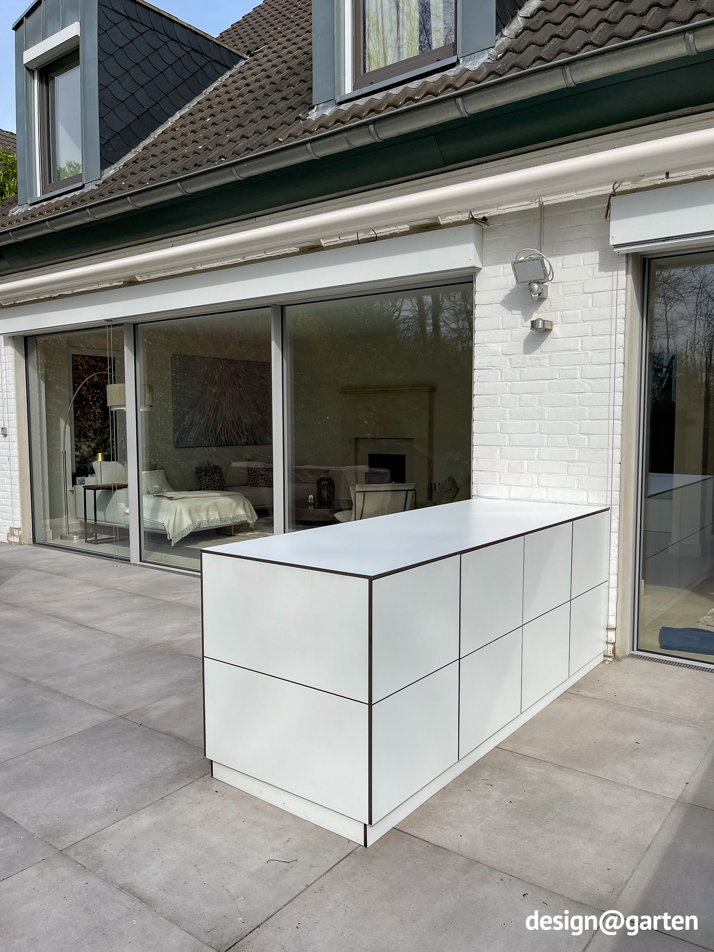 Buffet large design pour la terrasse avec espace de rangement des deux côtés
