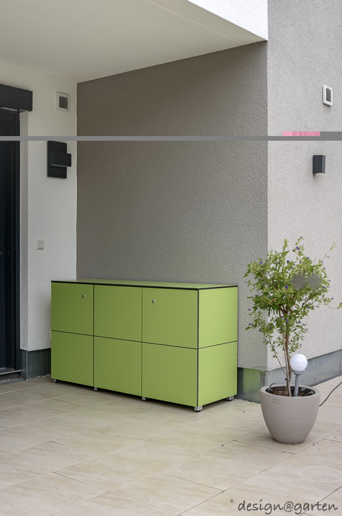 Une touche colorée : l'armoire de jardin étanche qui attire tous les regards