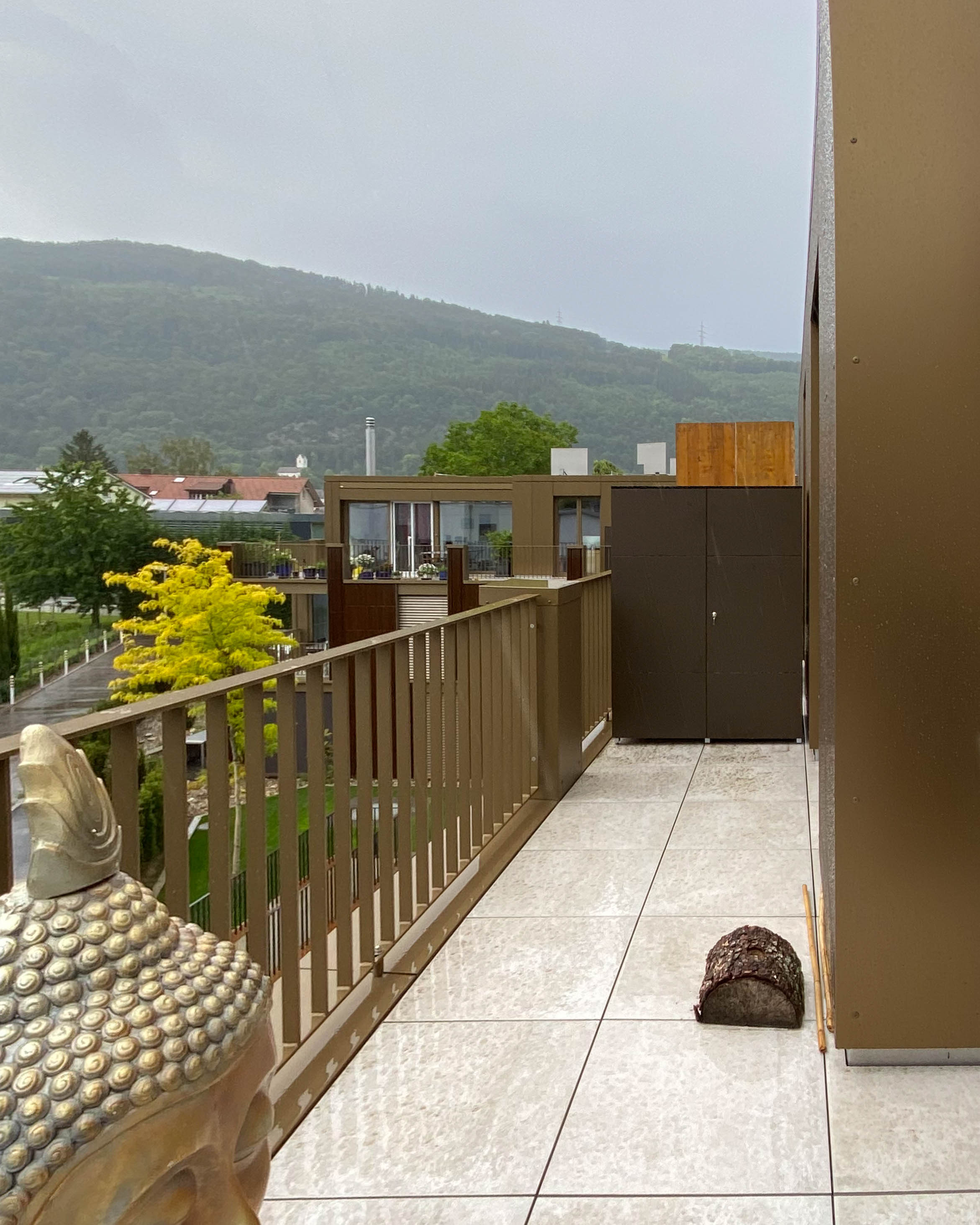 Armoire d'extérieur sous la pluie