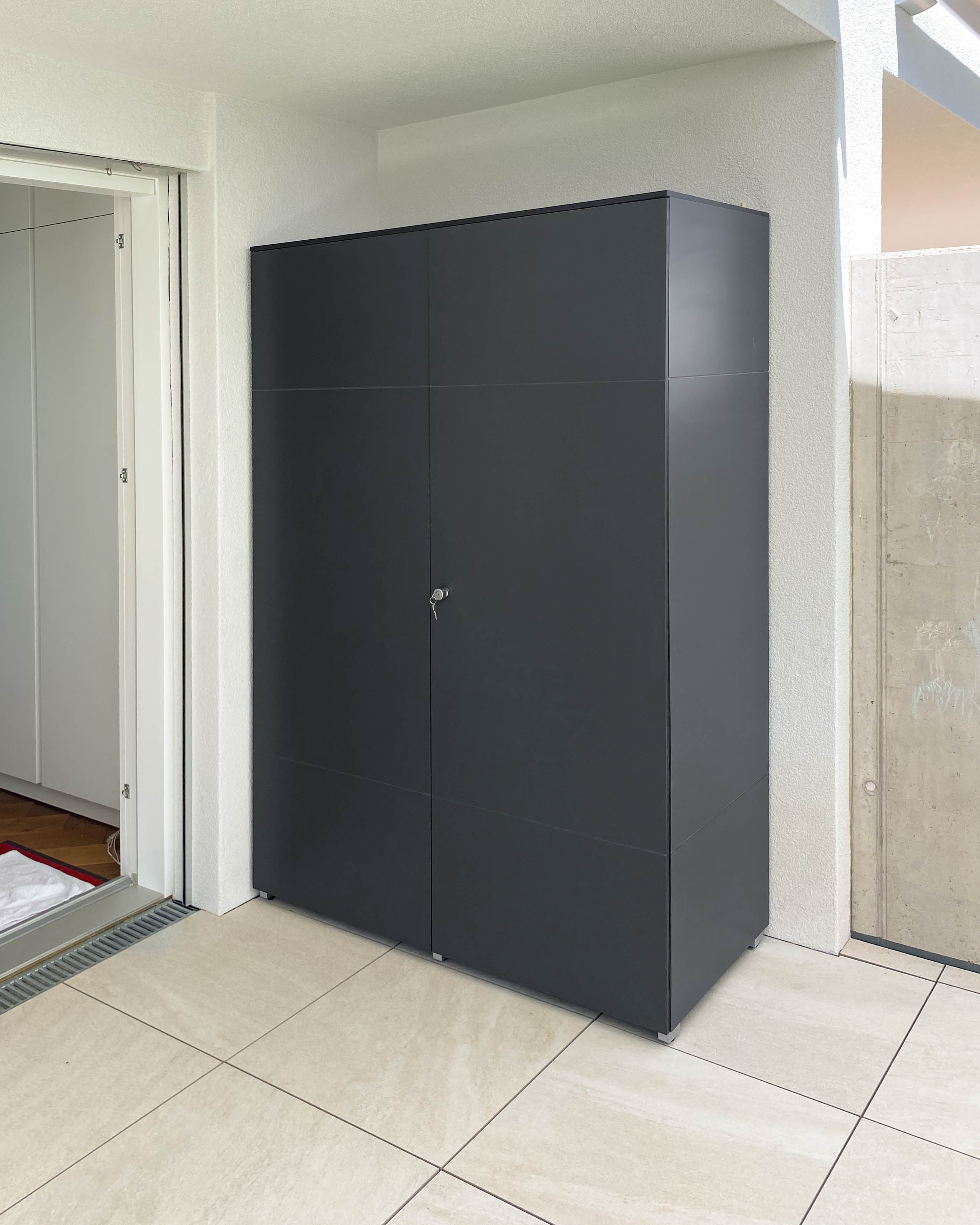 Grande armoire d'extérieur avec plusieurs étagères