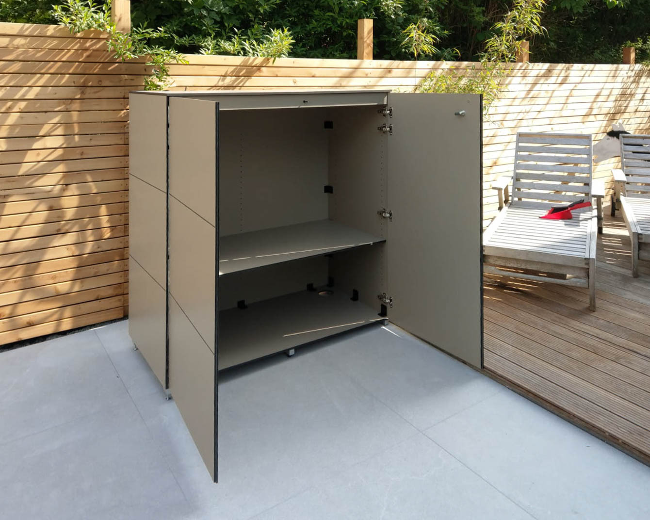 Armoire de terrasse moderne avec portes battantes et étagère