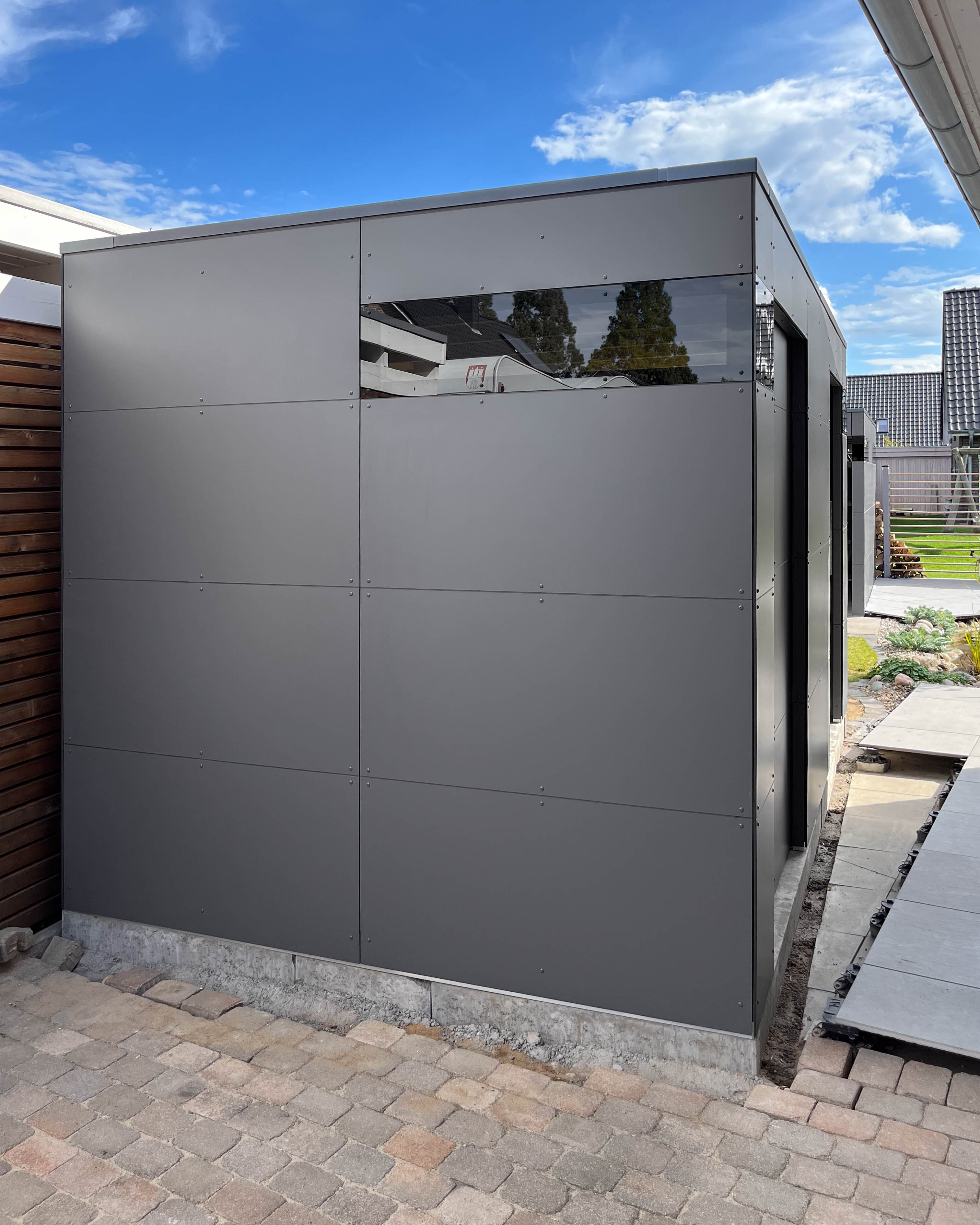 Deux abris de jardin design : un double espace de rangement