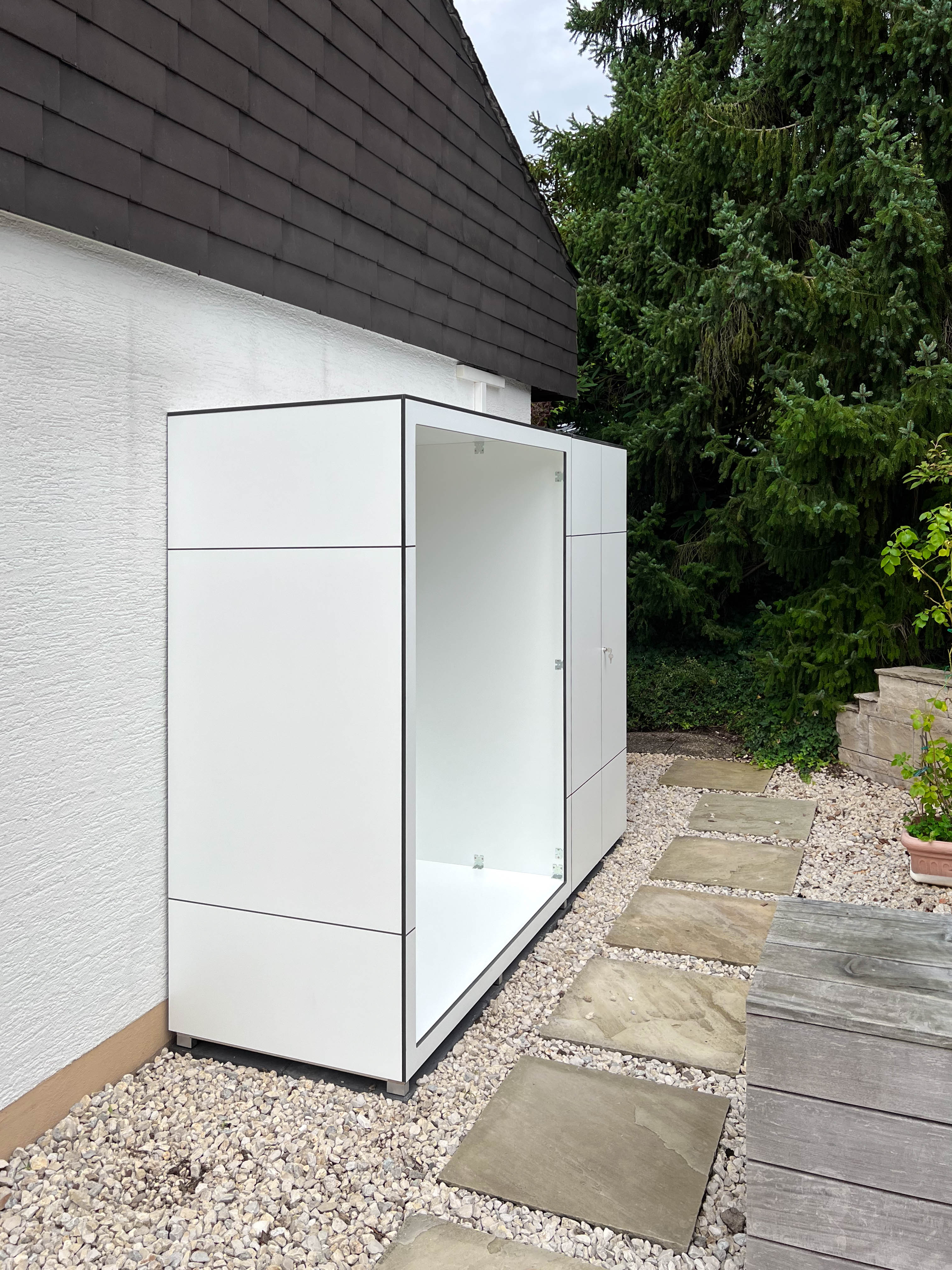 Bûcher avec espace de rangement attenant