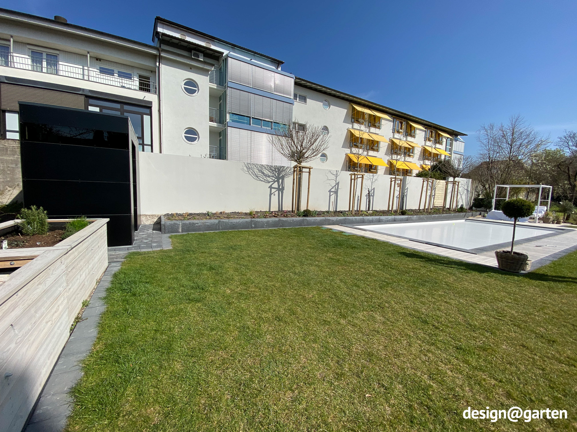 Abri de jardin noir au design moderne