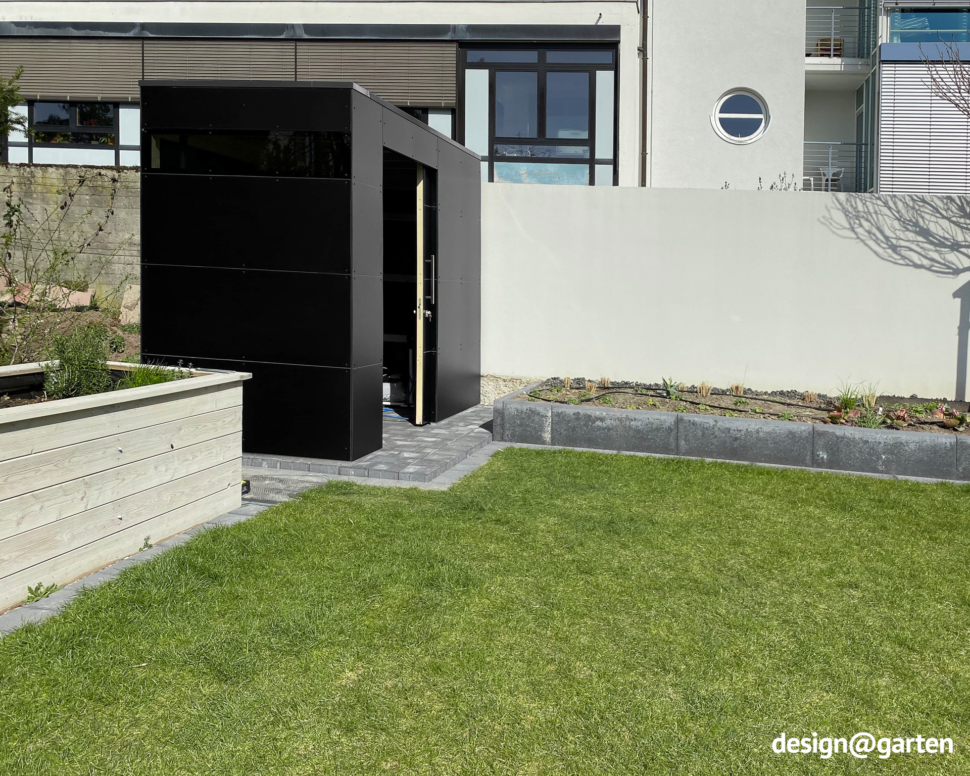 Abri de jardin noir au design moderne