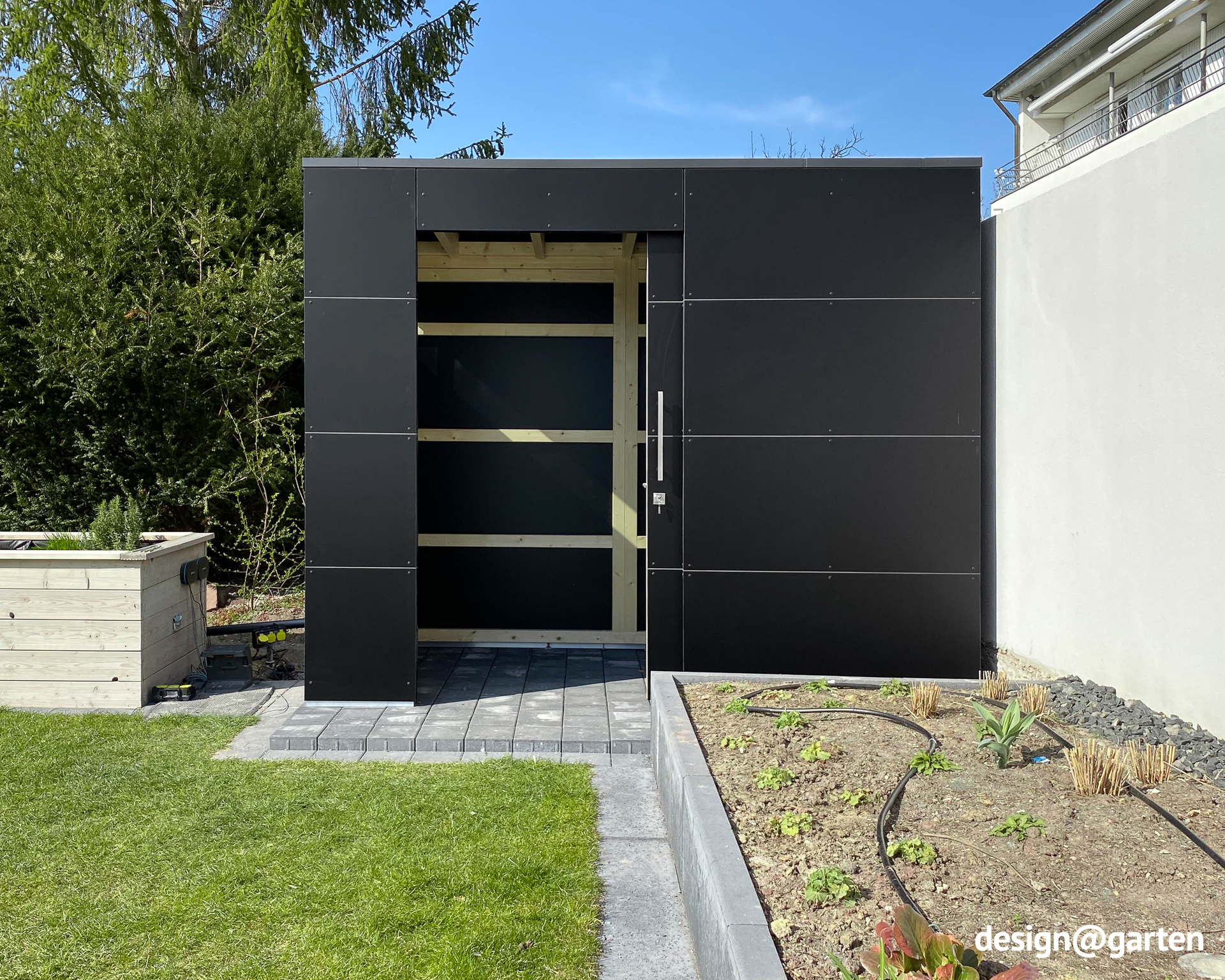 Abri de jardin noir au design moderne