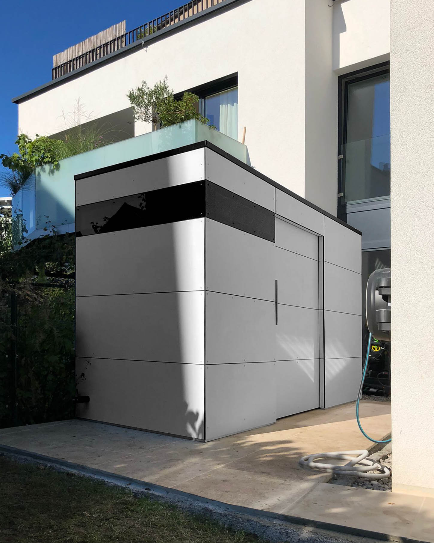 Abri de jardin étroit pour la terrasse