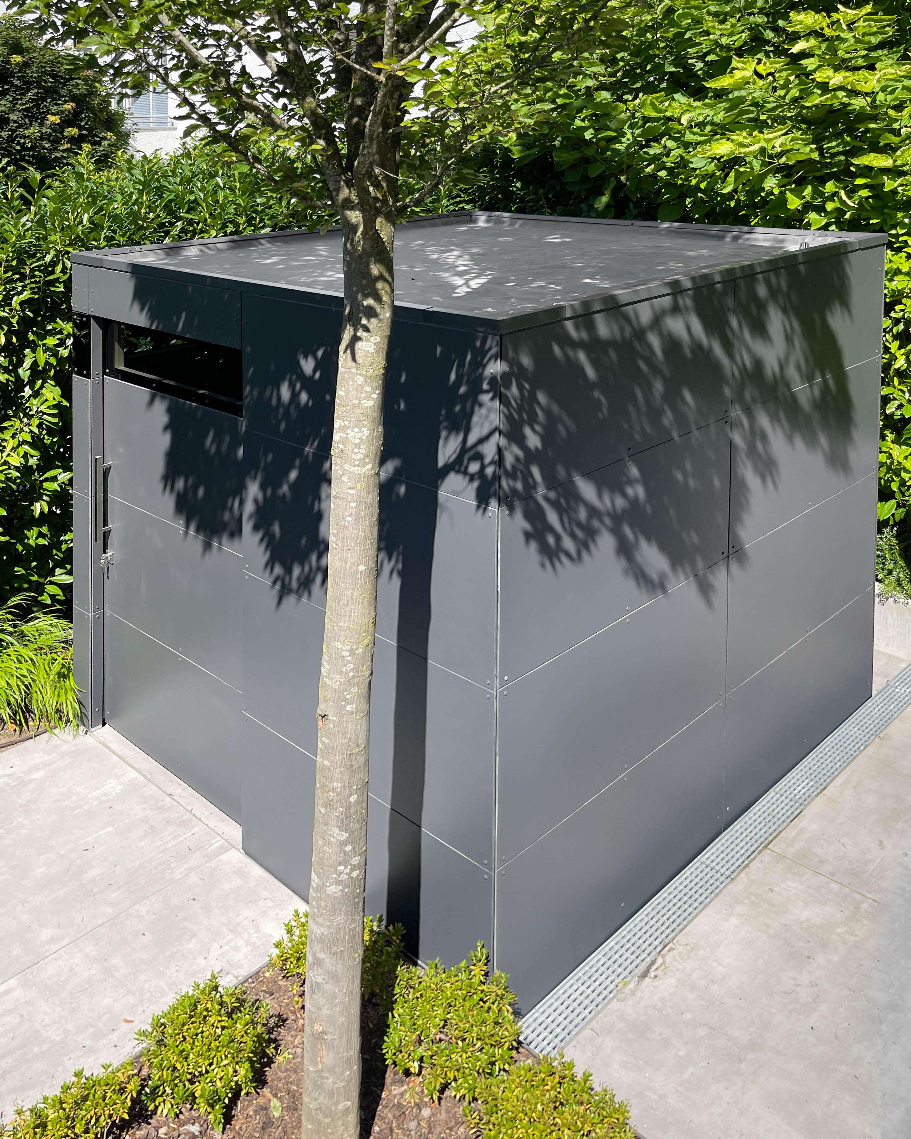 Petite cabane de jardin avec fenêtre