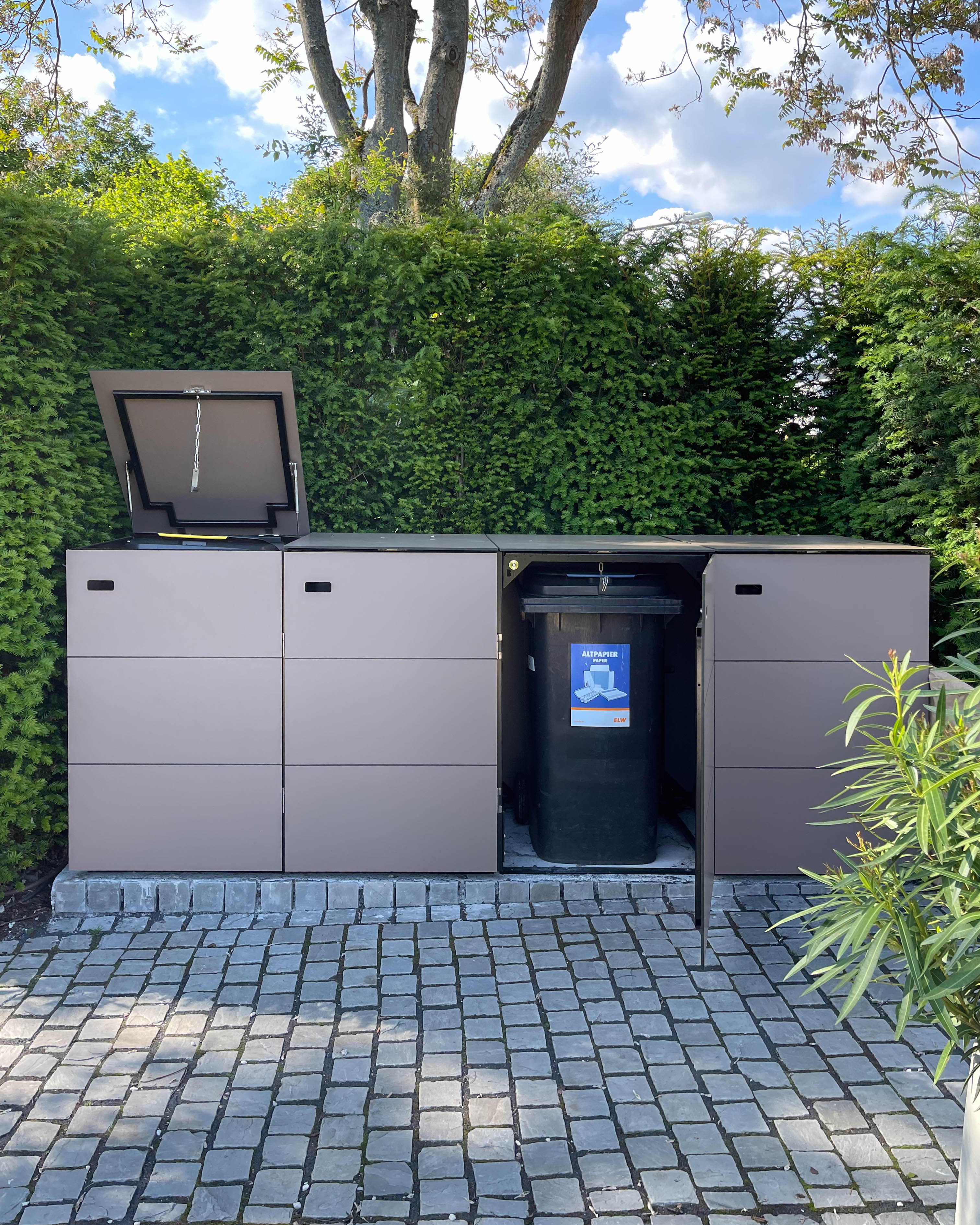 Un trio parfait : un abri à bois, un abri de jardin et un abri pour poubelles