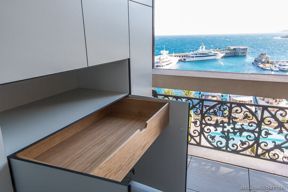 Solutions de rangement exclusives pour les environnements maritimes : armoires hautes sur mesure