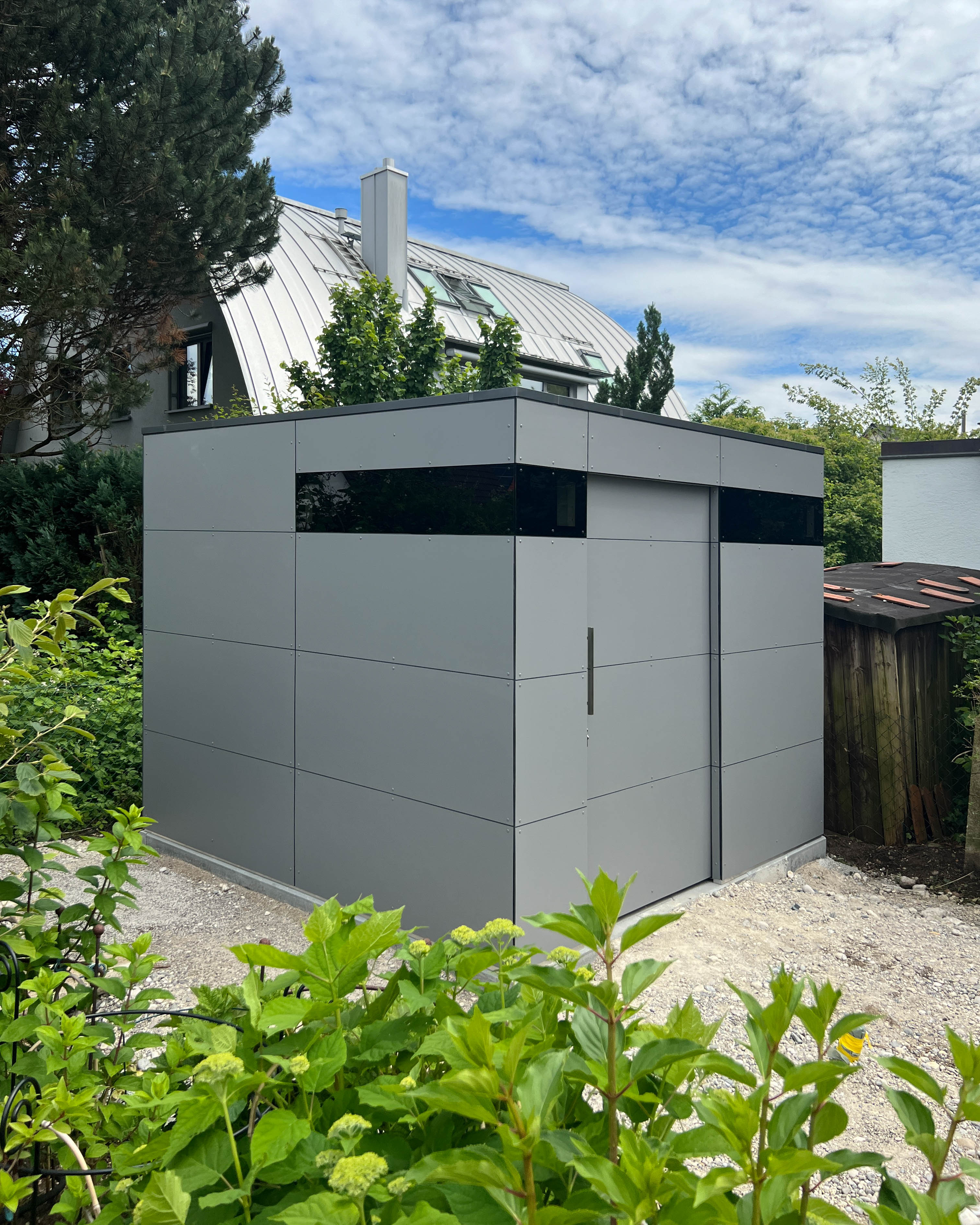 Abri de jardin gris moyen