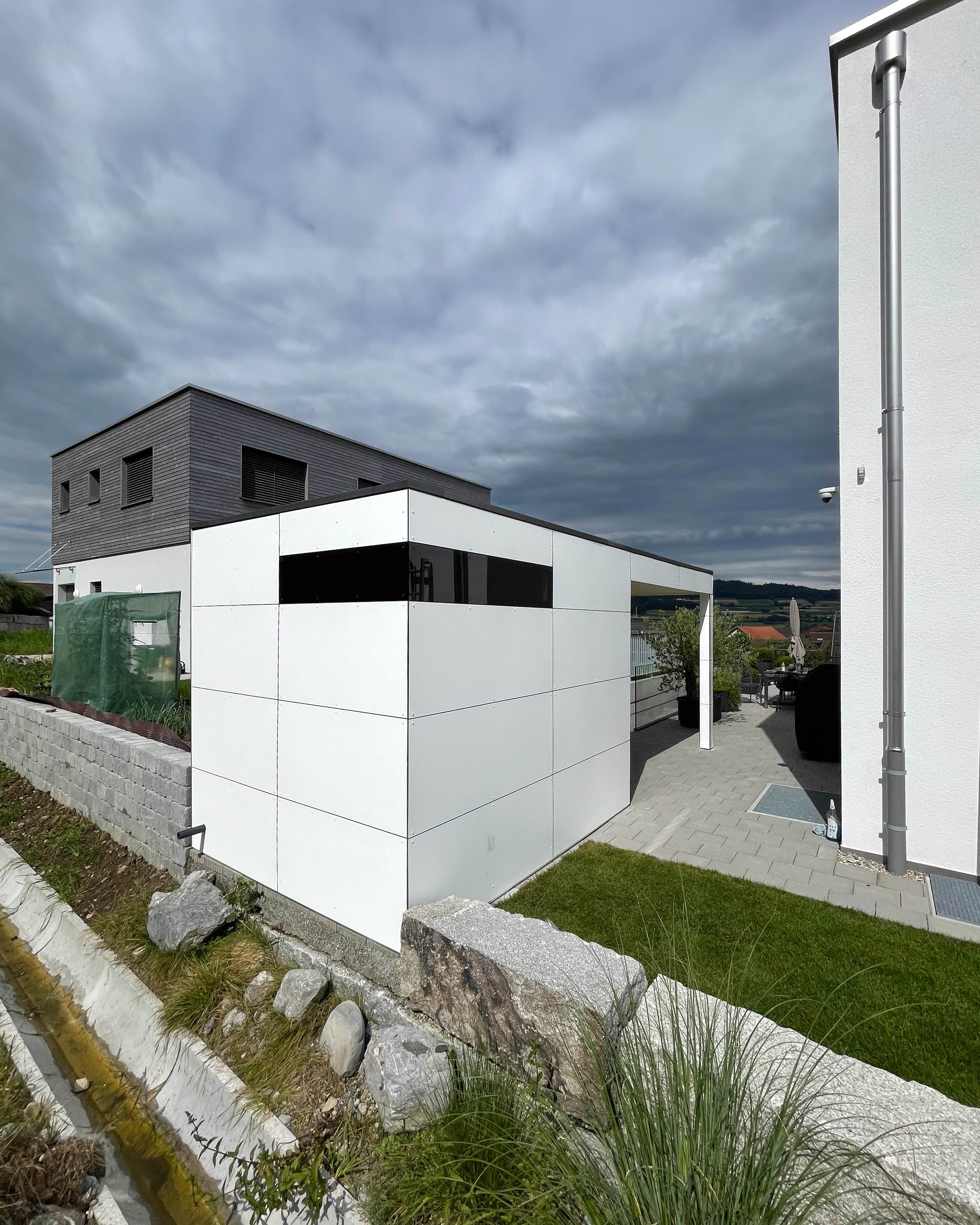 Abri de jardin avec auvent